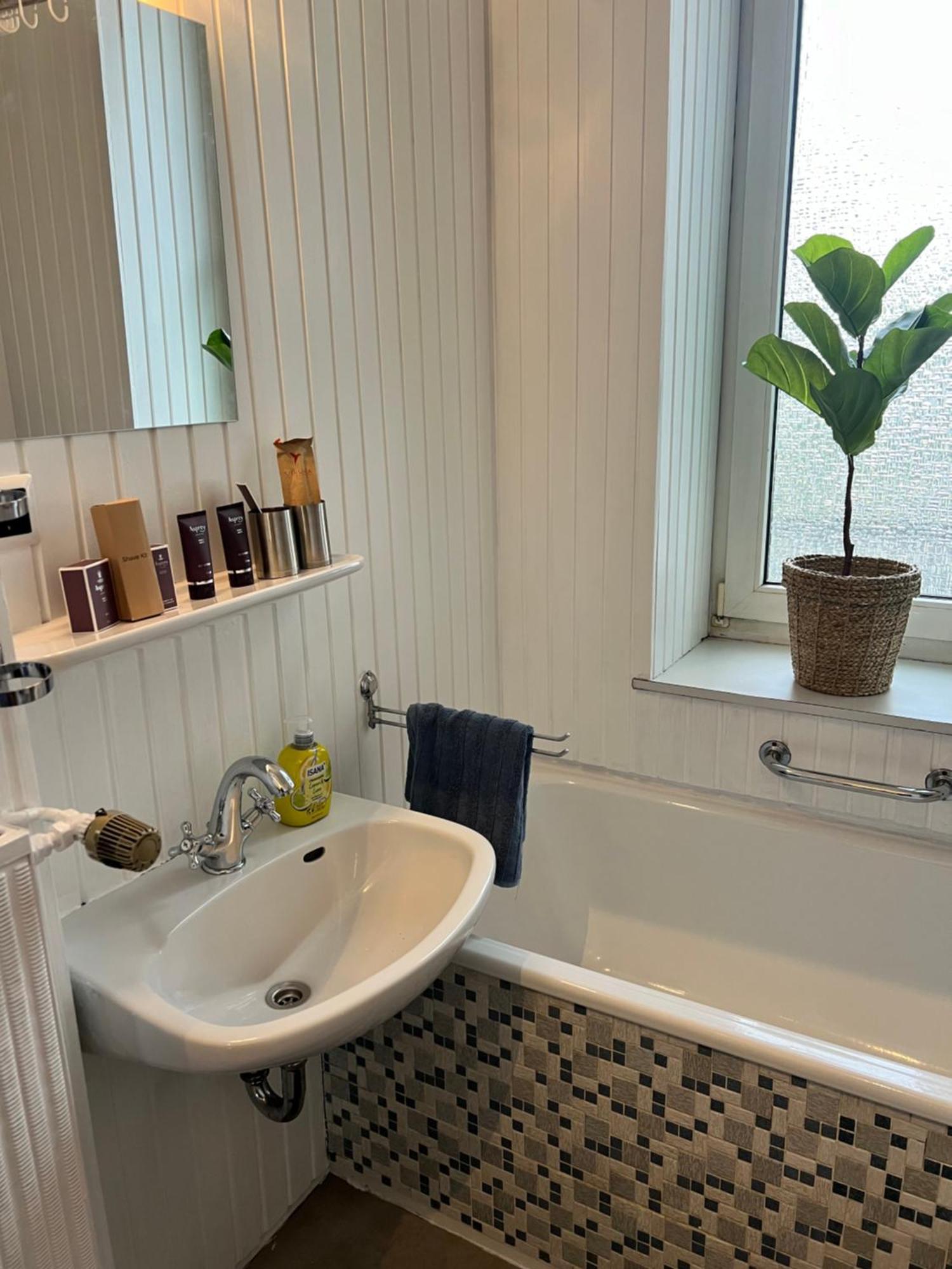 Apartment Casa Luna 6 Min Hbf , Erdgeschosswohnung ,altbau *