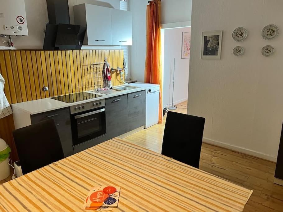 Casa Luna 6 Min Hbf , Erdgeschosswohnung ,altbau *