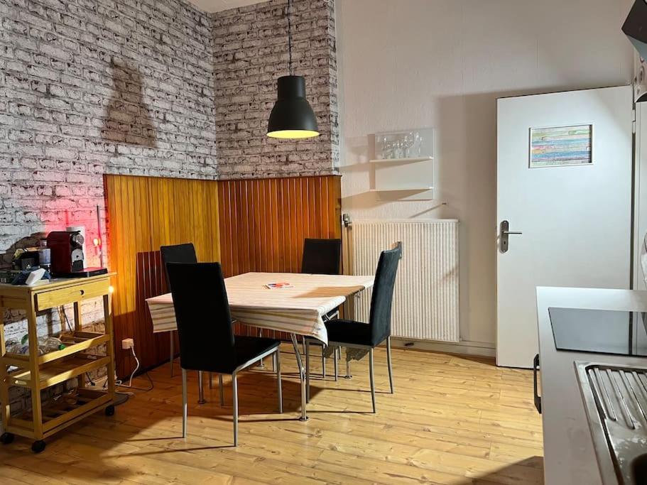 Casa Luna 6 Min Hbf , Erdgeschosswohnung ,altbau Apartment Duisburg