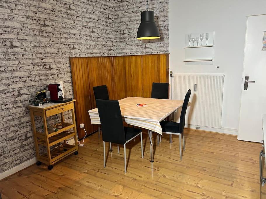 Casa Luna 6 Min Hbf , Erdgeschosswohnung ,altbau Apartment *